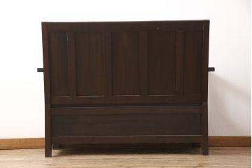 中古　美品　国産民芸家具　カバ材(樺材)　デザインと機能性にこだわった2人掛けベンチ(ソファ、アーム付きベンチ、長椅子、板座)(R-053605)