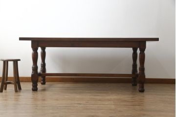 中古　美品　国産民芸家具　天板ケヤキ材(欅)　挽き物の脚が気品を感じさせるダイニングテーブル(食卓、4人掛け、6人掛け、8人掛け)(R-053606)