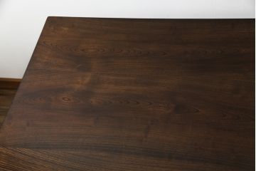中古　美品　国産民芸家具　天板ケヤキ材(欅)　挽き物の脚が気品を感じさせるダイニングテーブル(食卓、4人掛け、6人掛け、8人掛け)(R-053606)