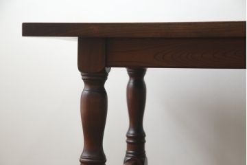 中古　美品　国産民芸家具　天板ケヤキ材(欅)　挽き物の脚が気品を感じさせるダイニングテーブル(食卓、4人掛け、6人掛け、8人掛け)(R-053606)
