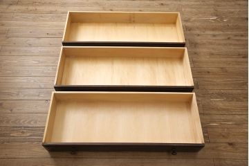 中古　北海道民芸家具　天板リメイク　シックな佇まいが上品なチェスト(テレビボード、テレビ台、リビングボード、引き出し)(R-053610)
