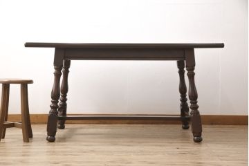 中古　松本民芸家具　F型食卓　クラシカルな脚のデザインが目を引くダイニングテーブル(定価約25万円)(作業台、食卓)(R-053654)