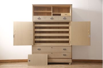 中古　伝統工芸品　桑材のワンポイントがおしゃれな加茂総桐箪笥(胴丸、総桐たんす、着物箪笥、引き出し、バラ売り可能)(R-053662)