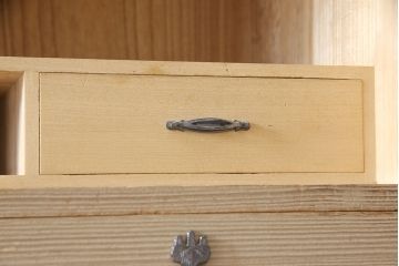 中古　伝統工芸品　桑材のワンポイントがおしゃれな加茂総桐箪笥(胴丸、総桐たんす、着物箪笥、引き出し、バラ売り可能)(R-053662)
