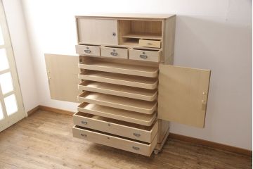 中古　伝統工芸品　桑材のワンポイントがおしゃれな加茂総桐箪笥(胴丸、総桐たんす、着物箪笥、引き出し、バラ売り可能)(R-053662)
