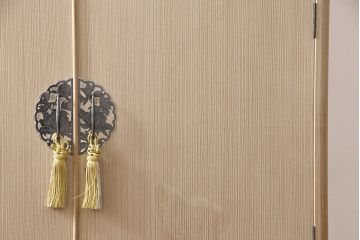 中古　伝統工芸品　桑材のワンポイントがおしゃれな加茂総桐箪笥(胴丸、総桐たんす、着物箪笥、引き出し、バラ売り可能)(R-053662)