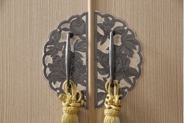 中古　伝統工芸品　桑材のワンポイントがおしゃれな加茂総桐箪笥(胴丸、総桐たんす、着物箪笥、引き出し、バラ売り可能)(R-053662)