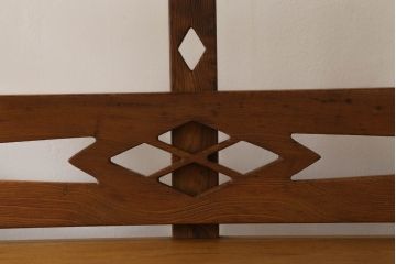 和製ビンテージ　屋久杉　金具と透かし彫りがアクセントの飾り棚(茶箪笥、茶棚、収納棚、サイドボード、ヴィンテージ)(R-053663)