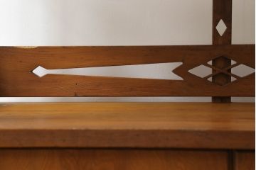 和製ビンテージ　屋久杉　金具と透かし彫りがアクセントの飾り棚(茶箪笥、茶棚、収納棚、サイドボード、ヴィンテージ)(R-053663)