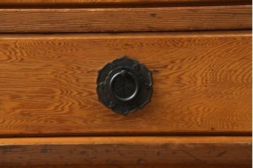 和製ビンテージ　屋久杉　金具と透かし彫りがアクセントの飾り棚(茶箪笥、茶棚、収納棚、サイドボード、ヴィンテージ)(R-053663)