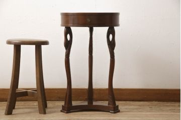 中古　美品　イタリア　SELVA(セルバ)　個性的な脚のデザインが目を引くサイドテーブル(花台、ナイトテーブル)(R-053667)