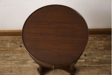 中古　美品　イタリア　SELVA(セルバ)　個性的な脚のデザインが目を引くサイドテーブル(花台、ナイトテーブル)(R-053667)