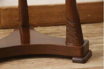 中古　美品　イタリア　SELVA(セルバ)　個性的な脚のデザインが目を引くサイドテーブル(花台、ナイトテーブル)(R-053667)