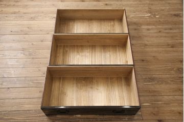 和製アンティーク　立体的で迫力ある金具と漆塗りが魅力的な庄内箪笥(時代箪笥、引き出し)(R-053692)