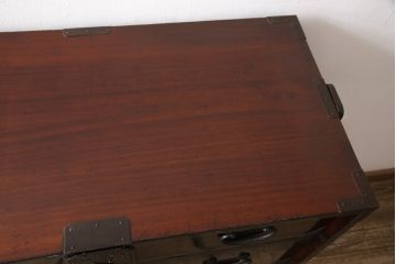 和製アンティーク　立体的で迫力ある金具と漆塗りが魅力的な庄内箪笥(時代箪笥、引き出し)(R-053692)