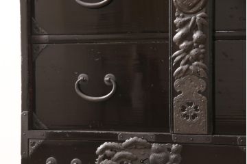和製アンティーク　立体的で迫力ある金具と漆塗りが魅力的な庄内箪笥(時代箪笥、引き出し)(R-053692)