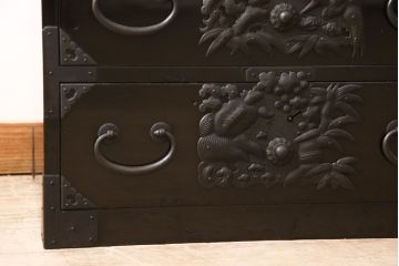 和製アンティーク　立体的で迫力ある金具と漆塗りが魅力的な庄内箪笥(時代箪笥、引き出し)(R-053692)