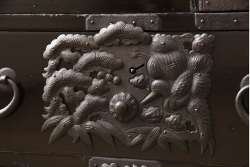 和製アンティーク　立体的で迫力ある金具と漆塗りが魅力的な庄内箪笥(時代箪笥、引き出し)(R-053692)
