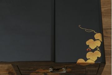 中古　美品　輪島塗り　繊細な色づかいが美しい蒔絵入りの文机(定価約60万円)(座机、ローテーブル、センターテーブル)(R-053693)