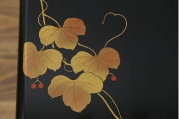 中古　美品　輪島塗り　繊細な色づかいが美しい蒔絵入りの文机(定価約60万円)(座机、ローテーブル、センターテーブル)(R-053693)