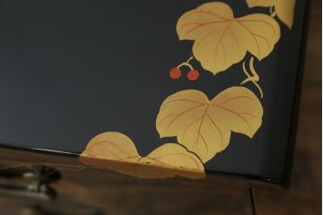 中古　美品　輪島塗り　繊細な色づかいが美しい蒔絵入りの文机(定価約60万円)(座机、ローテーブル、センターテーブル)(R-053693)