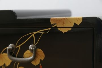 中古　美品　輪島塗り　繊細な色づかいが美しい蒔絵入りの文机(定価約60万円)(座机、ローテーブル、センターテーブル)(R-053693)