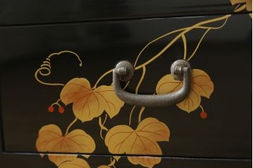 中古　美品　輪島塗り　繊細な色づかいが美しい蒔絵入りの文机(定価約60万円)(座机、ローテーブル、センターテーブル)(R-053693)