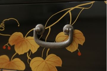 中古　美品　輪島塗り　繊細な色づかいが美しい蒔絵入りの文机(定価約60万円)(座机、ローテーブル、センターテーブル)(R-053693)