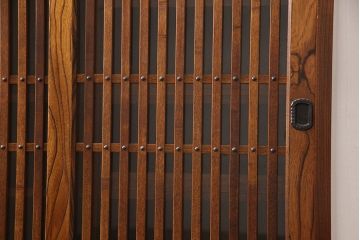 中古　岩谷堂箪笥　迫力ある木目と金具が上質な和の空間にぴったりな収納棚(戸棚、水屋箪笥、茶たんす、茶棚)(R-053695)