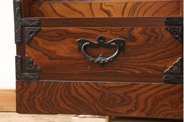 中古　岩谷堂箪笥　迫力ある木目と金具が上質な和の空間にぴったりな収納棚(戸棚、水屋箪笥、茶たんす、茶棚)(R-053695)