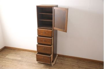 中古　美品　秋山木工(職人堅木)　取っ手の凝ったデザインが目を引く縦型チェスト(引き出し、サイドチェスト)(R-053726)