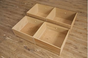中古　美品　秋山木工(職人堅木)　取っ手の凝ったデザインが目を引く縦型チェスト(引き出し、サイドチェスト)(R-053726)