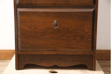 中古　美品　秋山木工(職人堅木)　取っ手の凝ったデザインが目を引く縦型チェスト(引き出し、サイドチェスト)(R-053726)