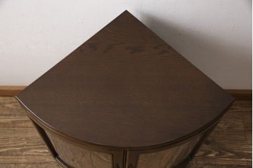 中古　美品　カリモク家具　デッドスペースも有効活用できるコーナーキャビネット(サイドボード、コーナーボード、戸棚、収納棚)(R-053727)