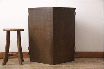 中古　美品　カリモク家具　デッドスペースも有効活用できるコーナーキャビネット(サイドボード、コーナーボード、戸棚、収納棚)(R-053727)