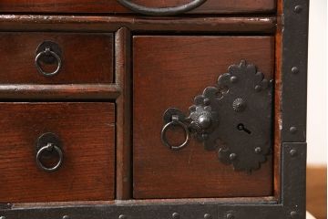 和製アンティーク　総ケヤキ材　深みのある色合いと細やかな金具が魅力的な佐渡船箪笥(帳箱、小箪笥、引き出し、小物収納)(R-053754)