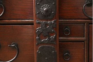 和製アンティーク　総ケヤキ材　深みのある色合いと細やかな金具が魅力的な佐渡船箪笥(帳箱、小箪笥、引き出し、小物収納)(R-053754)