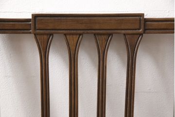 中古　カリモク家具(karimoku)　domani(ドマーニ)　QUEENS　LIFE(クイーンズライフ)　クラシカルなデザインが目を引くアームチェア(ダイニングチェア、椅子)(R-053755)
