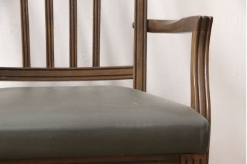 中古　カリモク家具(karimoku)　domani(ドマーニ)　QUEENS　LIFE(クイーンズライフ)　クラシカルなデザインが目を引くアームチェア(ダイニングチェア、椅子)(R-053755)