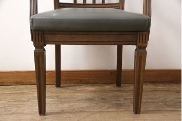 中古　カリモク家具(karimoku)　domani(ドマーニ)　QUEENS　LIFE(クイーンズライフ)　クラシカルなデザインが目を引くアームチェア(ダイニングチェア、椅子)(R-053755)