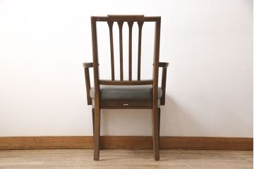 中古　カリモク家具(karimoku)　domani(ドマーニ)　QUEENS　LIFE(クイーンズライフ)　クラシカルなデザインが目を引くアームチェア(ダイニングチェア、椅子)(R-053755)