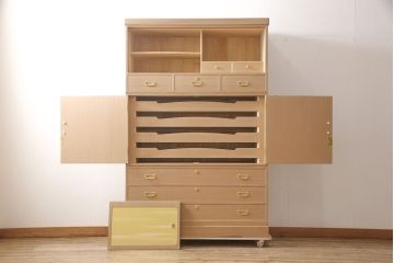中古　美品　和歌山　丸に五三桐の家紋　金色に輝く引き戸が目を惹く紀州総桐箪笥(並厚、桐たんす、着物箪笥、引き出し)(定価約90万円)(R-053757)