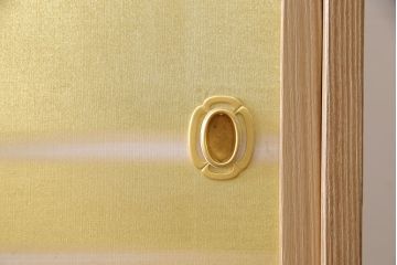 中古　美品　和歌山　丸に五三桐の家紋　金色に輝く引き戸が目を惹く紀州総桐箪笥(並厚、桐たんす、着物箪笥、引き出し)(定価約90万円)(R-053757)