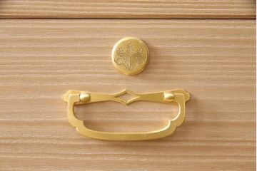 中古　美品　和歌山　丸に五三桐の家紋　金色に輝く引き戸が目を惹く紀州総桐箪笥(並厚、桐たんす、着物箪笥、引き出し)(定価約90万円)(R-053757)