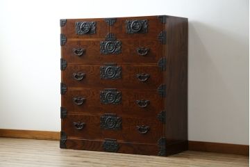 中古　岩谷堂箪笥　力強い杢目と黒々とした金具が魅力的な収納箪笥(和たんす、整理箪笥、チェスト、引き出し)(R-053763)