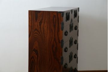 中古　岩谷堂箪笥　力強い杢目と黒々とした金具が魅力的な収納箪笥(和たんす、整理箪笥、チェスト、引き出し)(R-053763)