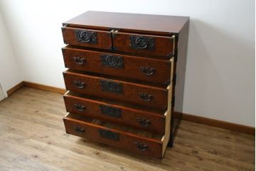 中古　岩谷堂箪笥　力強い杢目と黒々とした金具が魅力的な収納箪笥(和たんす、整理箪笥、チェスト、引き出し)(R-053763)