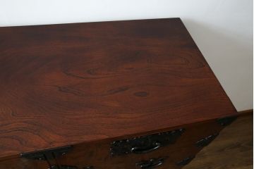 中古　岩谷堂箪笥　力強い杢目と黒々とした金具が魅力的な収納箪笥(和たんす、整理箪笥、チェスト、引き出し)(R-053763)