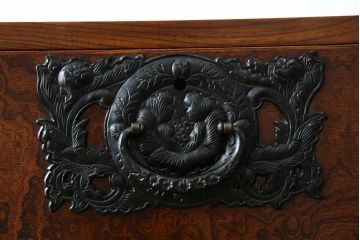 中古　岩谷堂箪笥　力強い杢目と黒々とした金具が魅力的な収納箪笥(和たんす、整理箪笥、チェスト、引き出し)(R-053763)