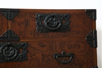 中古　岩谷堂箪笥　力強い杢目と黒々とした金具が魅力的な収納箪笥(和たんす、整理箪笥、チェスト、引き出し)(R-053763)